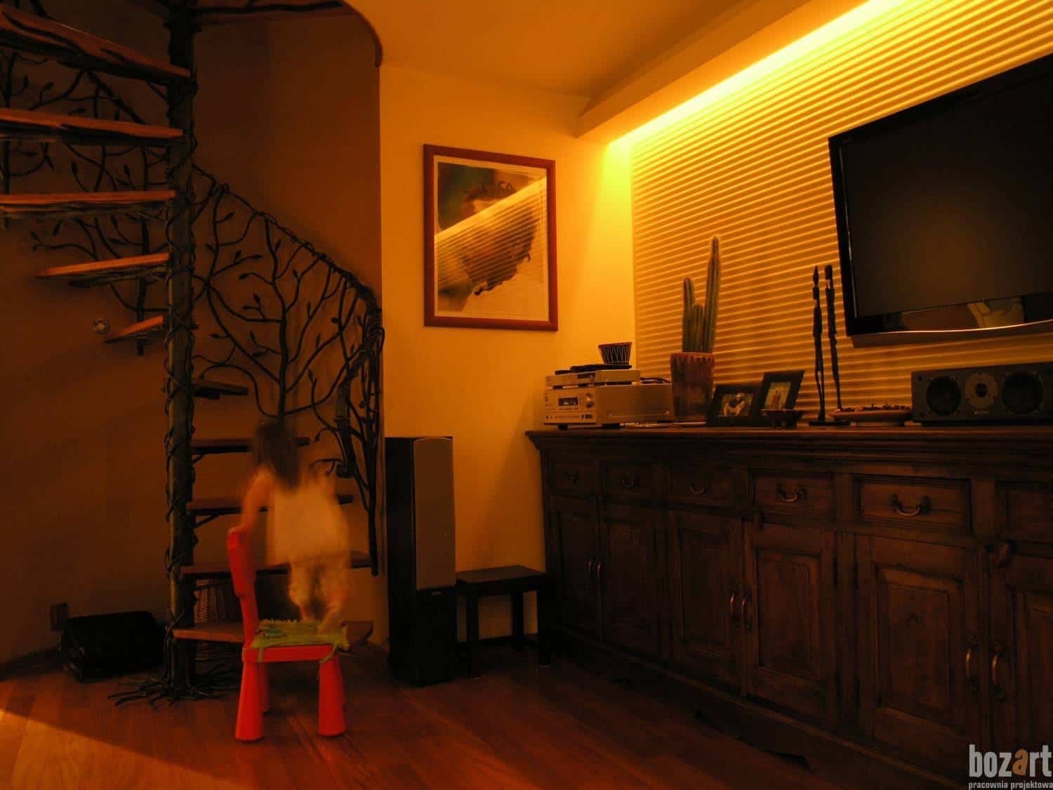 dziecko wchodzące po schodach