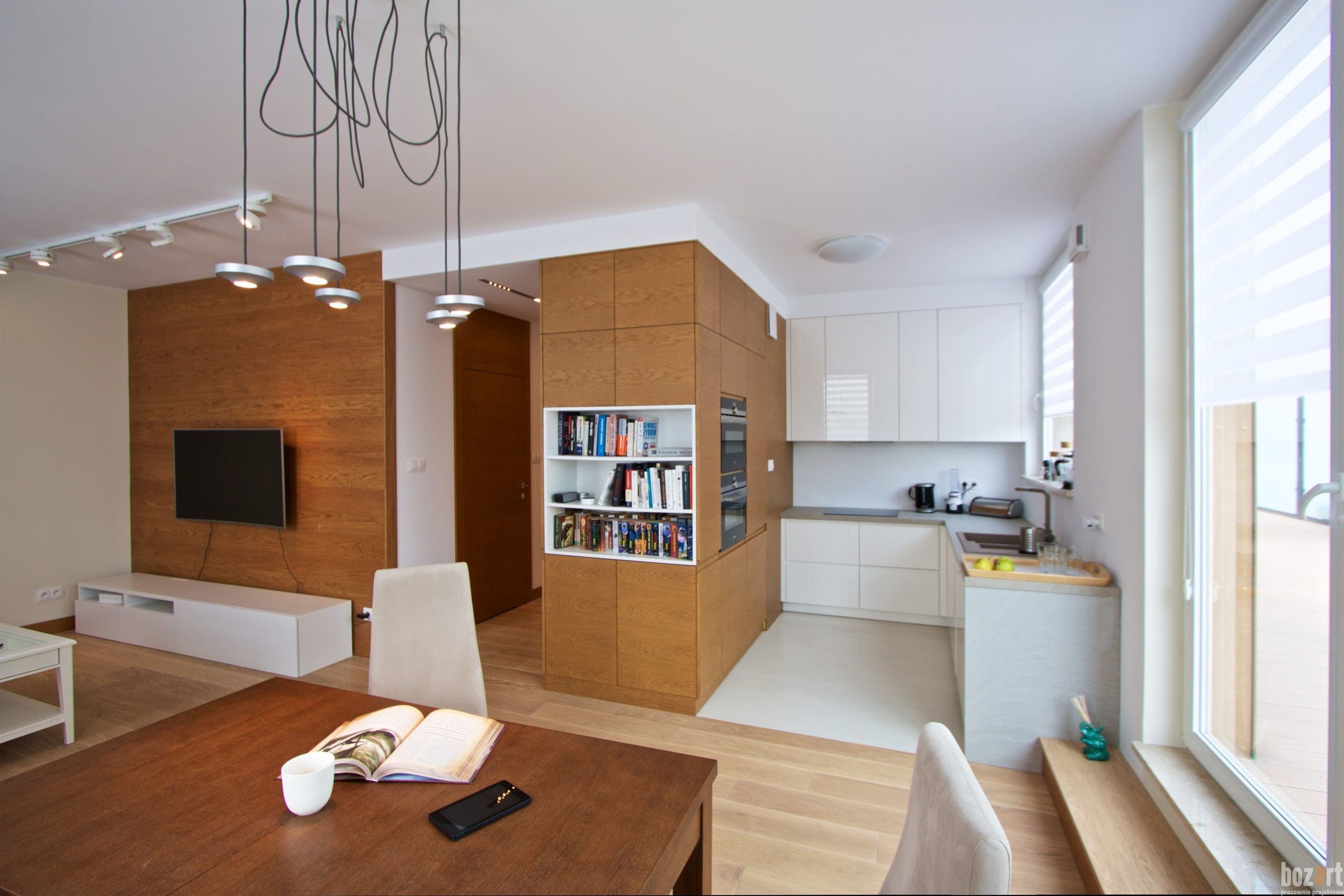 minimalistyczny apartament z drewnem